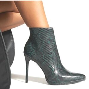 Shoedazzle Daiane Pointed-Toe Bootie 10 Ponderosa Pine green black